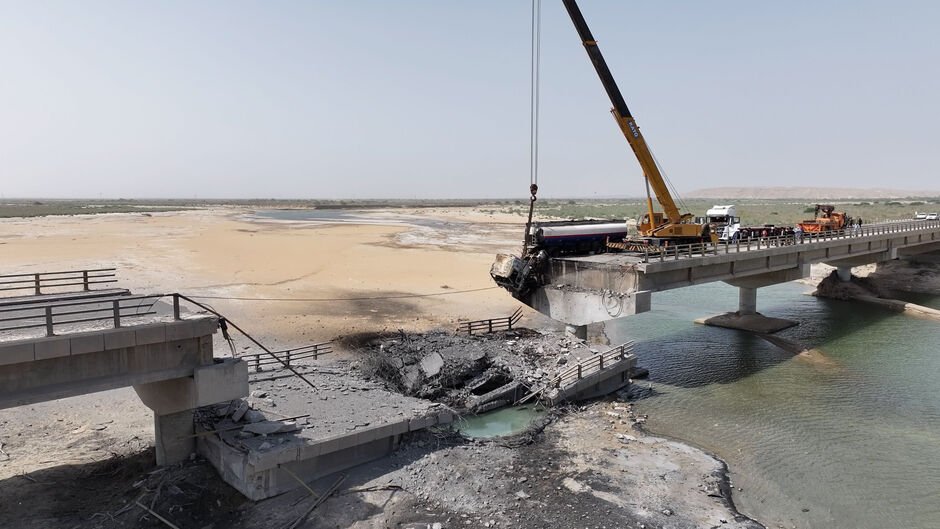 U.S. airstrikes hit bridges in Iran overnight U.S. airstrikes hit bridges in Iran overnight