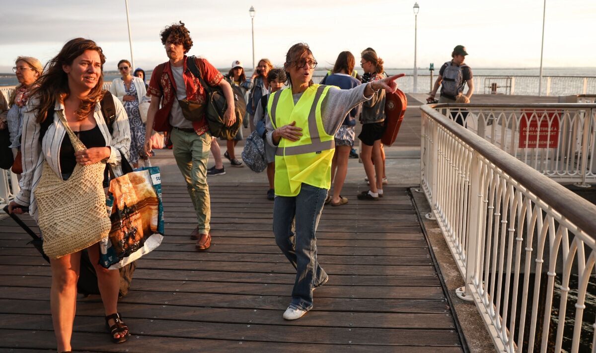Stranded tourists flee by boat as 'mega-fire' triggers evacuation in 'French Hamptons' Stranded tourists flee by boat as 'mega-fire' triggers evacuation in 'French Hamptons'