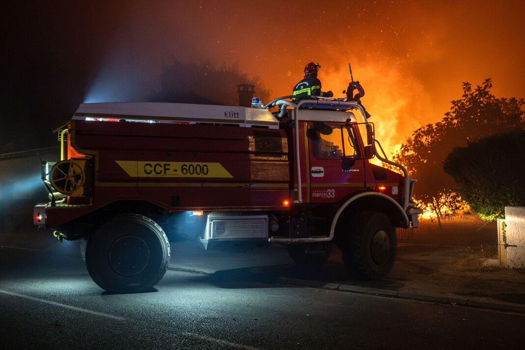 Stranded tourists flee by boat as 'mega-fire' triggers evacuation in 'French Hamptons' Stranded tourists flee by boat as 'mega-fire' triggers evacuation in 'French Hamptons'
