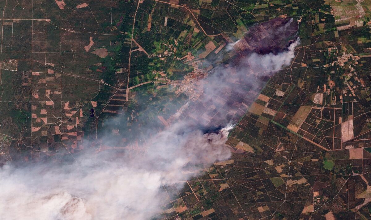 Stranded tourists flee by boat as 'mega-fire' triggers evacuation in 'French Hamptons' Stranded tourists flee by boat as 'mega-fire' triggers evacuation in 'French Hamptons'