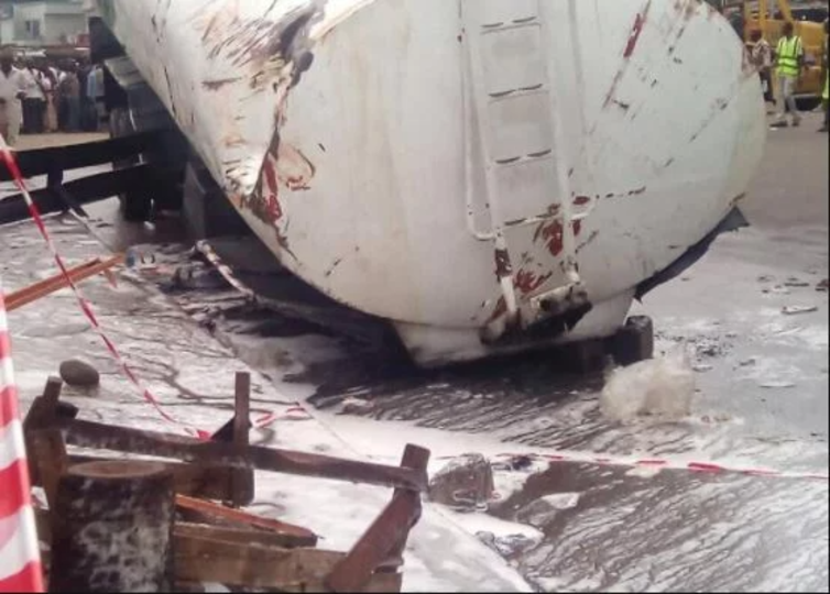 Nigerians scoop fuel as tanker spills content on Lagos Ibadan