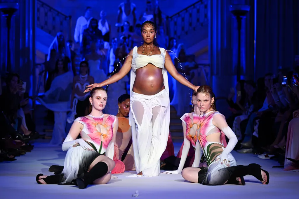 leigh anne pinnock walks runway 1110118714