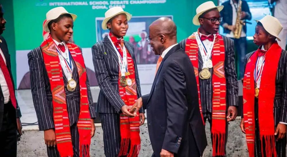 Governor Otti in a group photography with the students