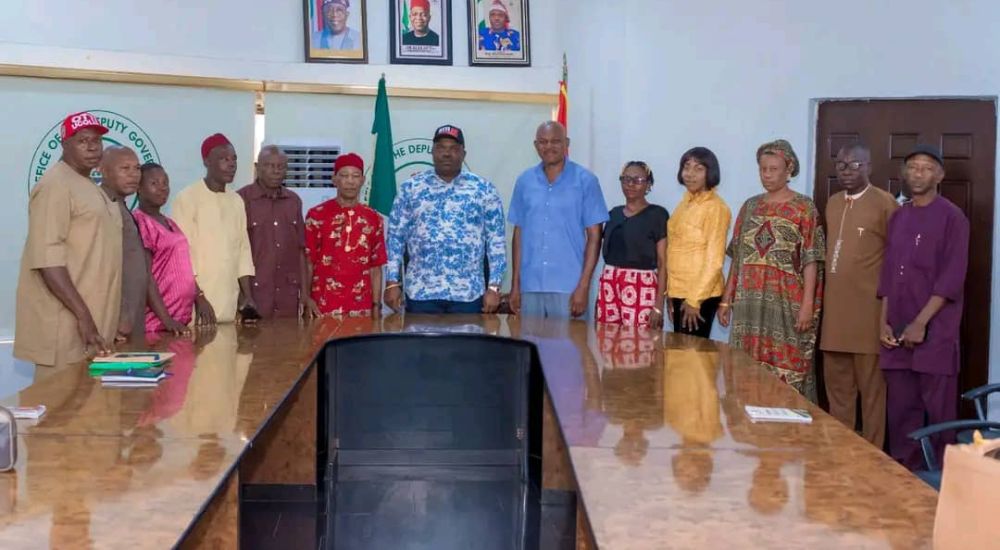 The Abia State deputy Governor Engr. Ikechukwu Emetu in a group photography with the Cocoa Farmers A